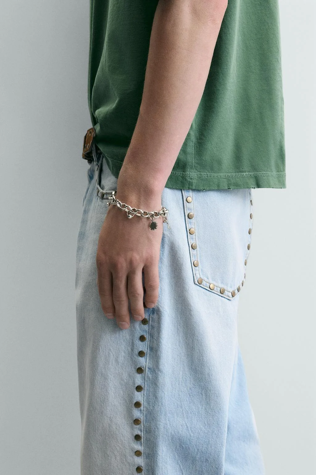 Браслет с металлическими подвесками — Аксессуары