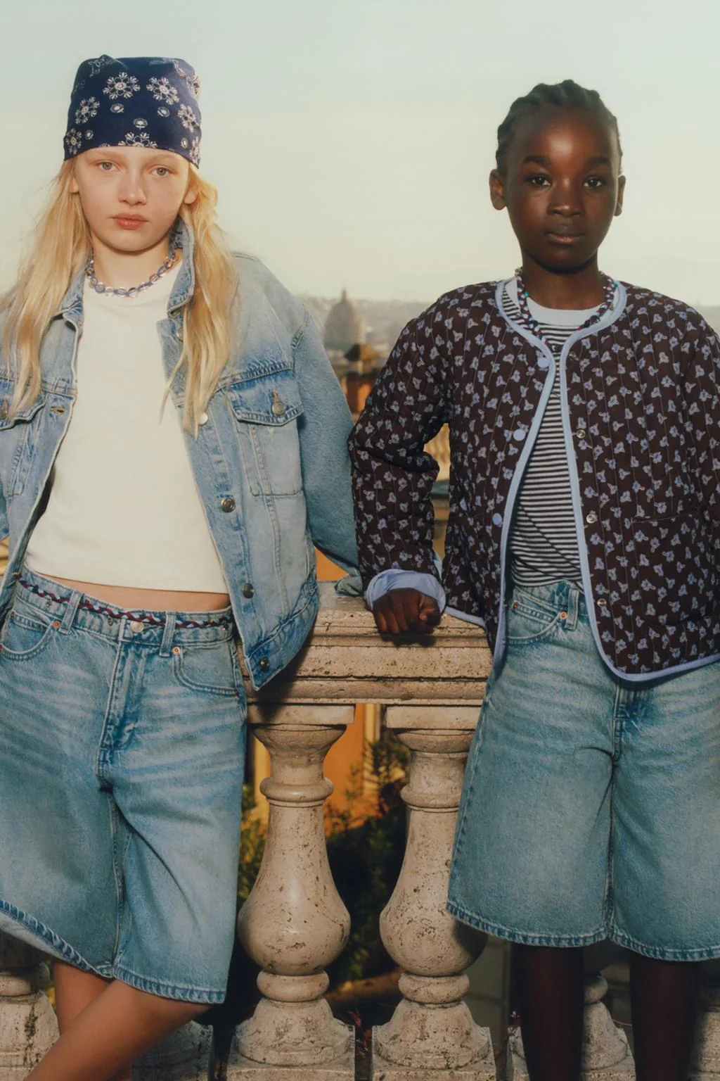 Пуховик с цветочным принтом — Предназначено для младших возрастов