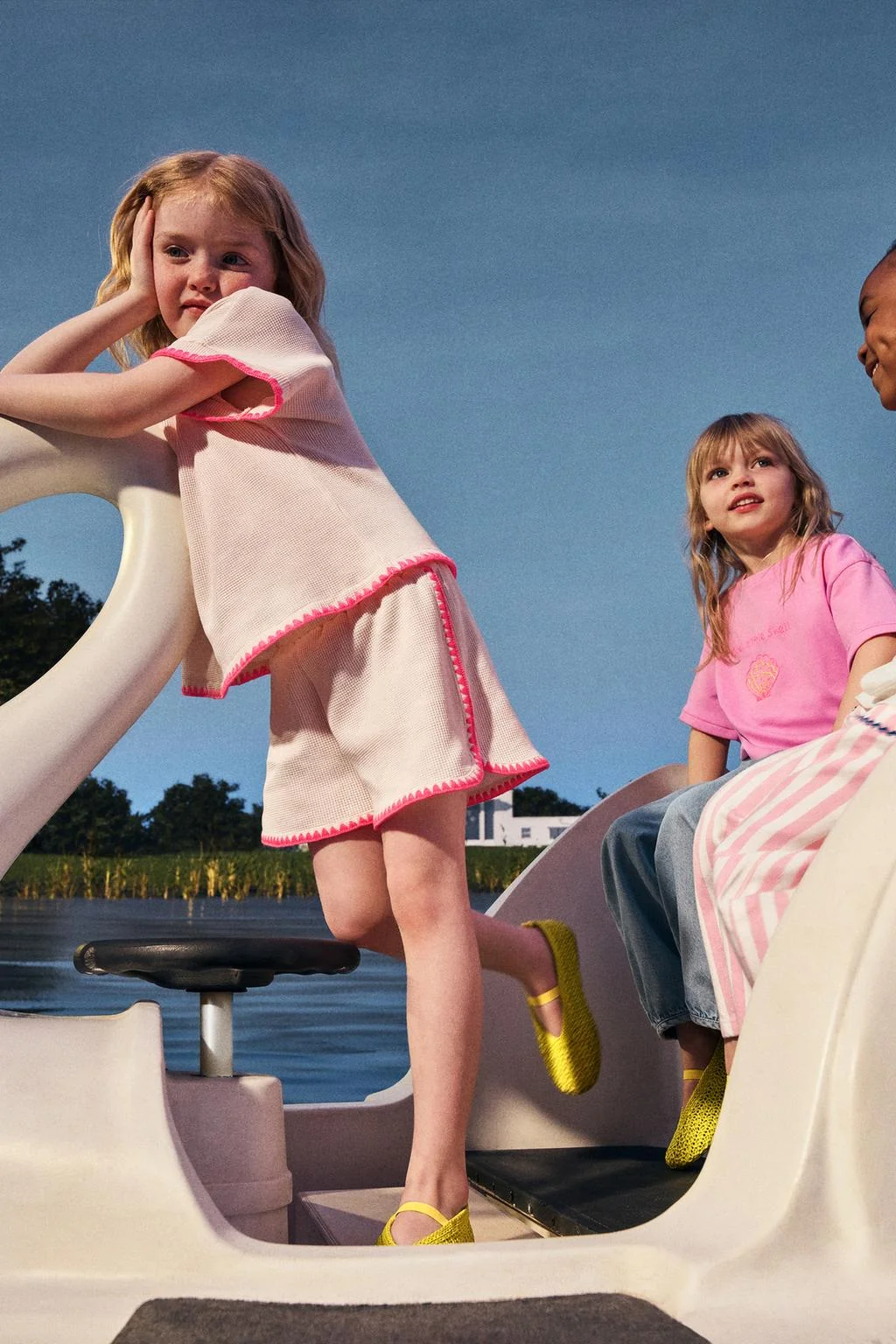 ФУТБОЛКА ИЗ ВАФЕЛЬНОГО ПОЛОТНА С ФЛУОРЕСЦЕНТНЫМ КОНТРАСТОМ — С коротким рукавом