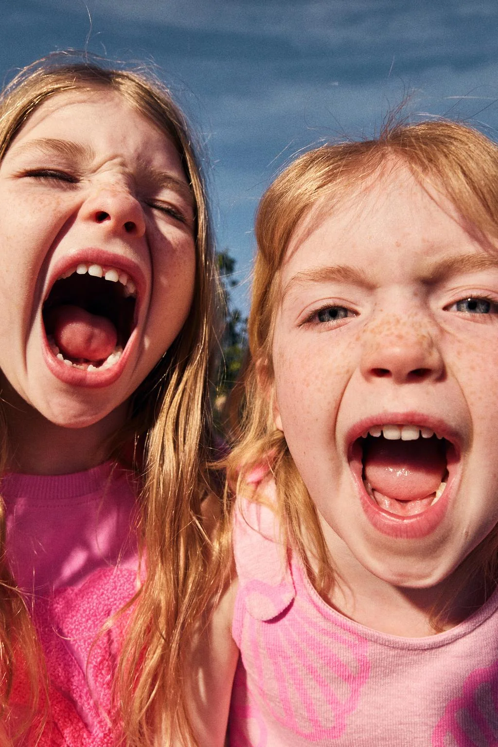 ФУТБОЛКА С ПАТЧЕМ ИЗ ВЕЛЮРА РАКОВИНЫ — С коротким рукавом