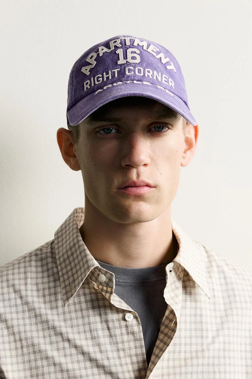 Кепка contrast embroidered text