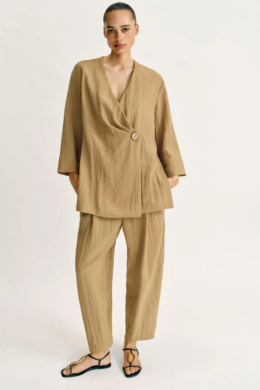 Куртка с перекрещенным воротом и боковыми разрезами — ТРЕНЧИ | КУРТКИ