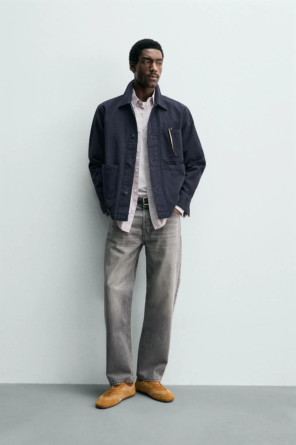 Джинсовая верхняя рубашка из смесового льна стандартного кроя — Надетая рубашка