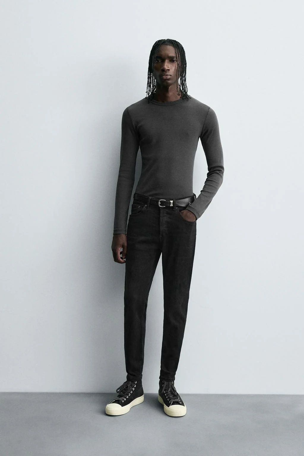 Узкие укороченные джинсы