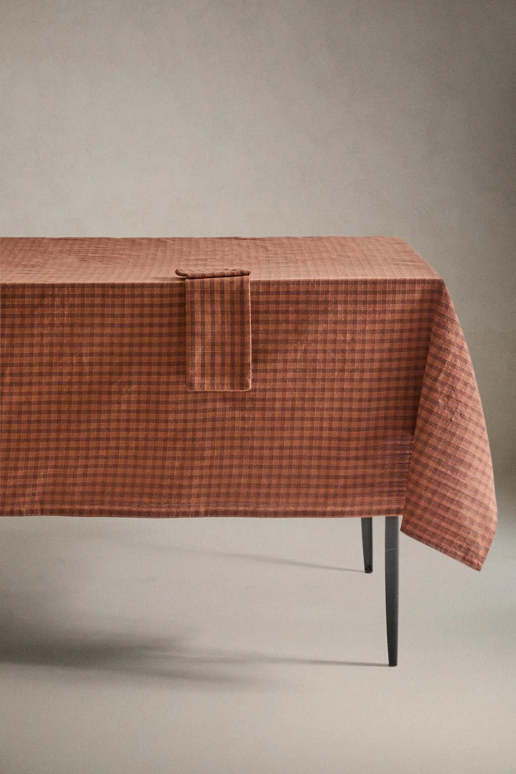 СКАТЕРТЬ В КЛЕТКУ С КОНТРАСТНЫМ СТРОЧКОМ — Столовая