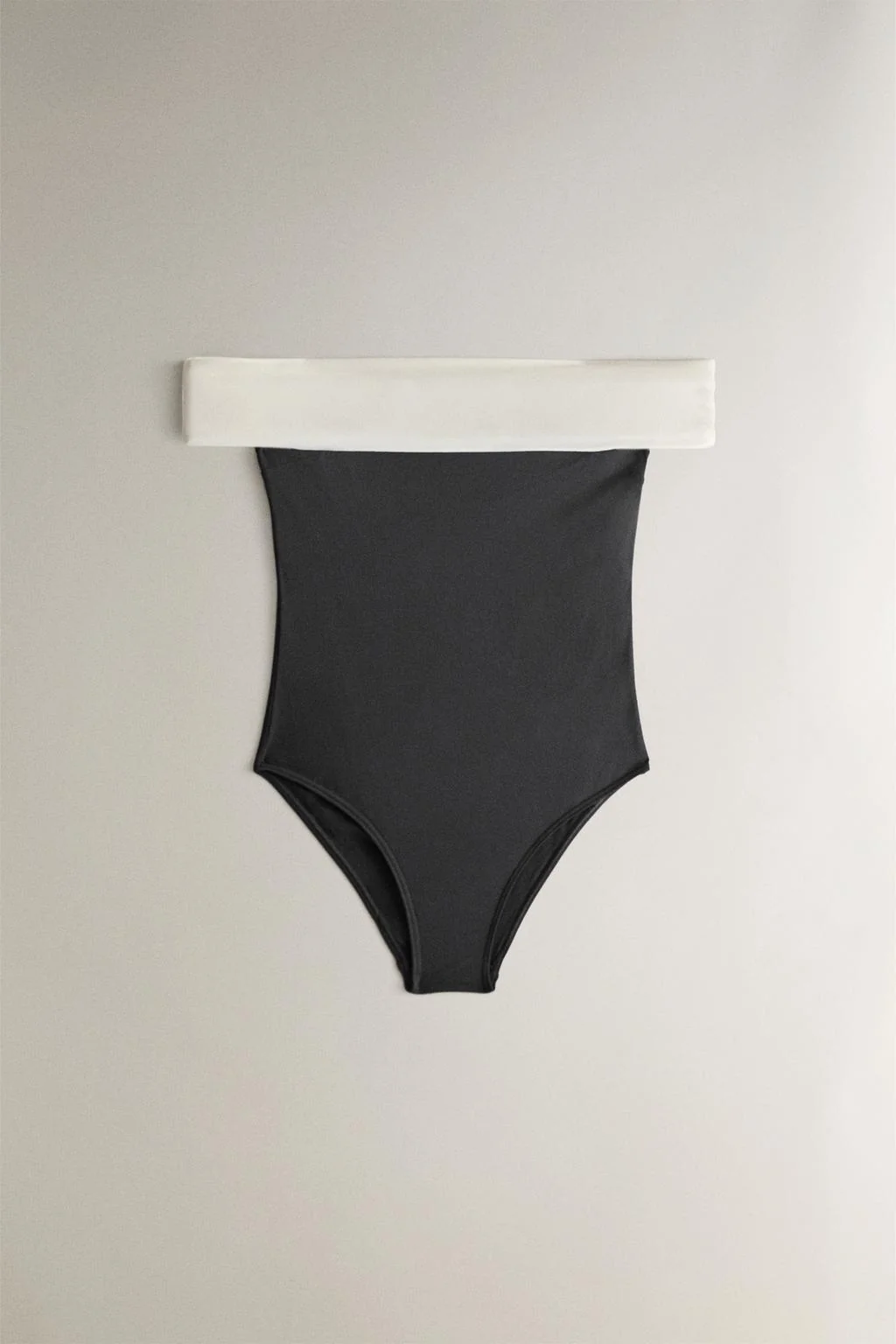 Купальник с открытыми плечами — Пляж