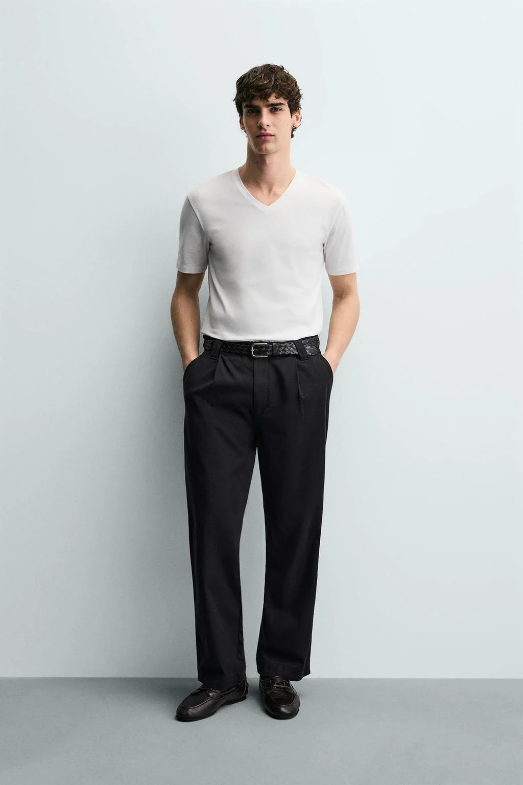 Базовая футболка с V-образным вырезом — Базовые вещи