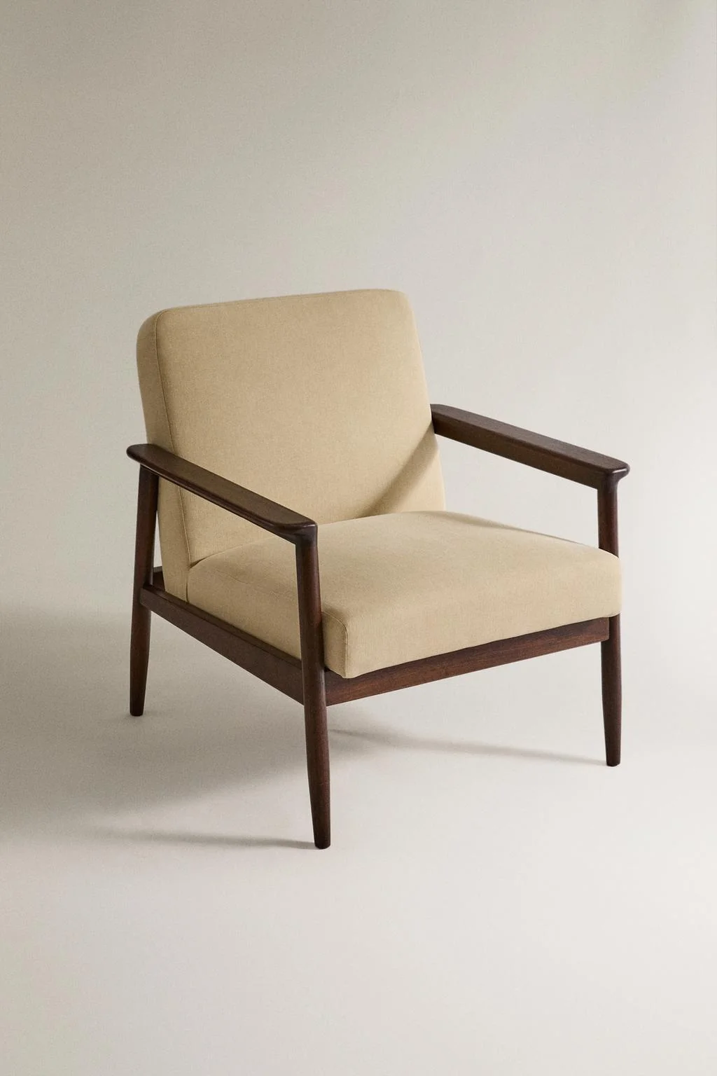 СТУЛ С АКЦЕНТОМ ИЗ ДЕРЕВА И ЛЬНА — Мебель