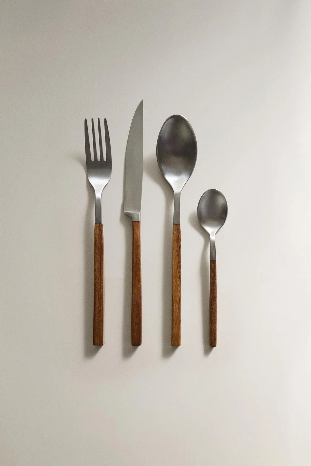 4-ПРЕДМЕТНЫЙ НАБОР СТОЛОВЫХ ПРИБОРОВ С ДЕРЕВЯННОЙ РУЧКОЙ — Столовая