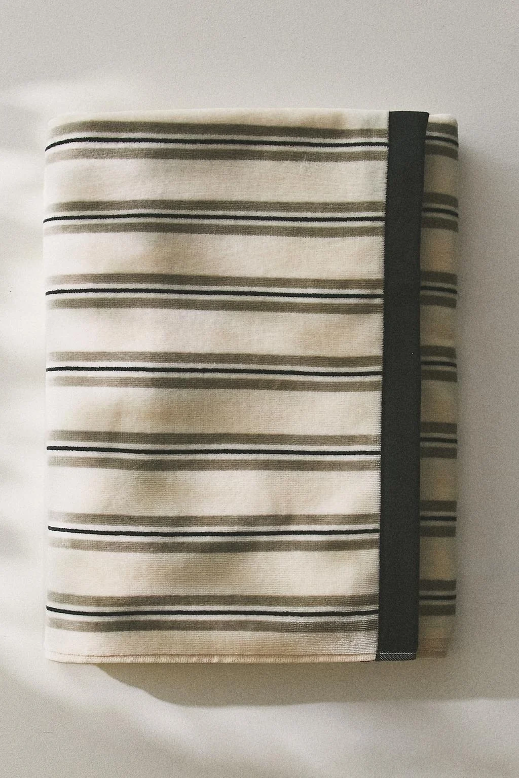 ВЕЛЮРОВОЕ ПЛЯЖНОЕ ПОЛОТЕНЦЕ С КОНТРАСТНЫМИ ПОЛОСКАМИ