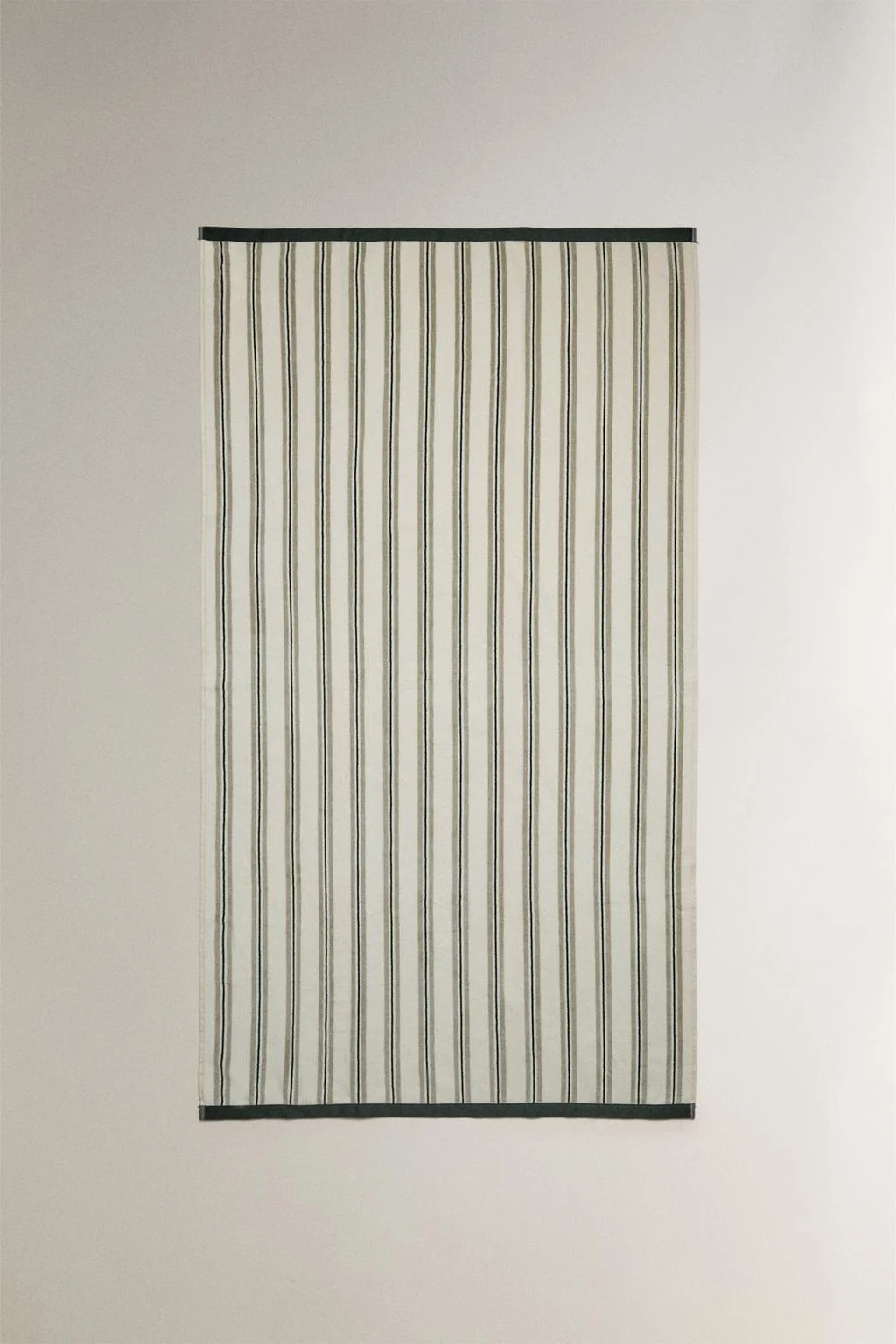 ВЕЛЮРОВОЕ ПЛЯЖНОЕ ПОЛОТЕНЦЕ С КОНТРАСТНЫМИ ПОЛОСКАМИ