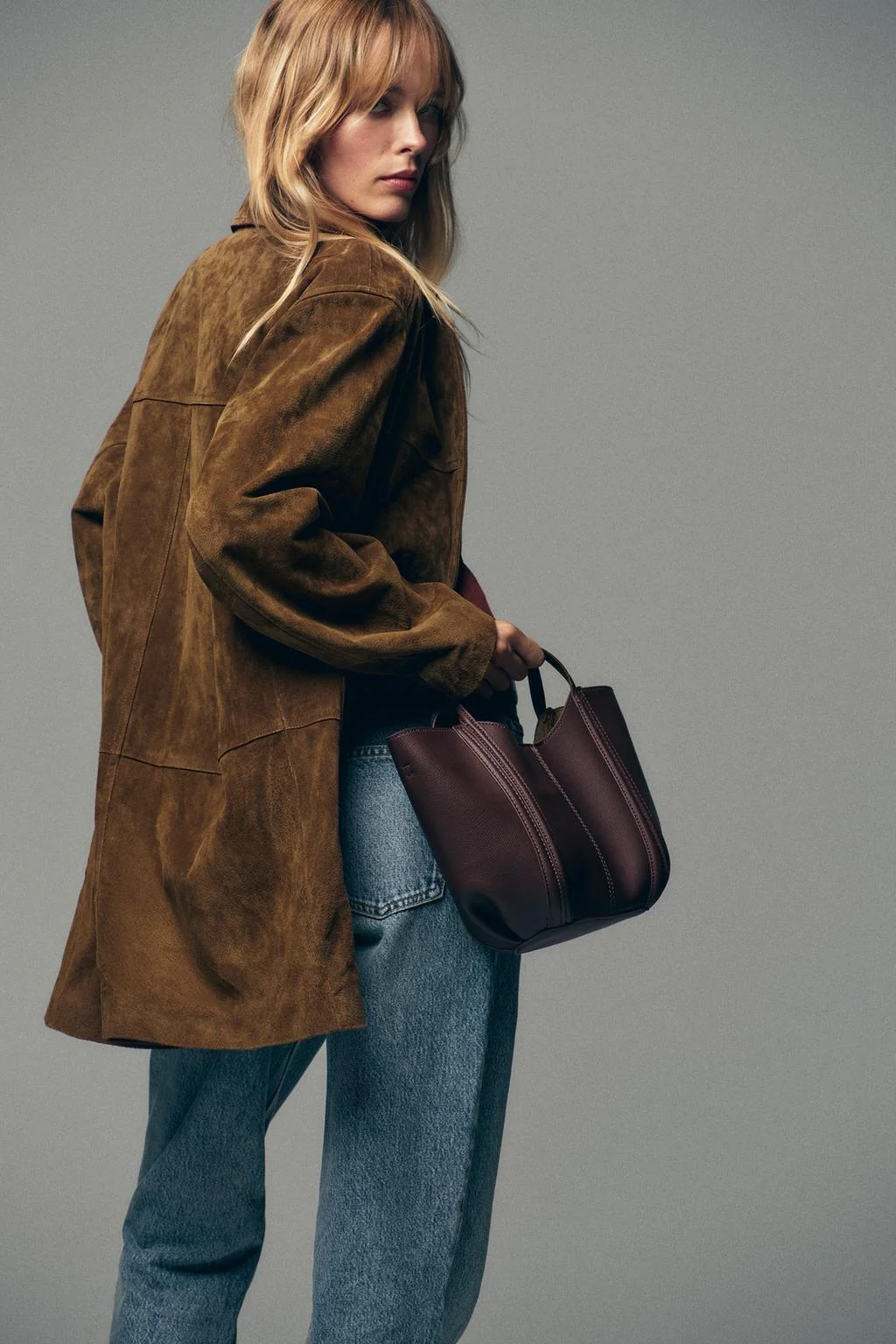 Мини-городская сумка с контрастной строчкой