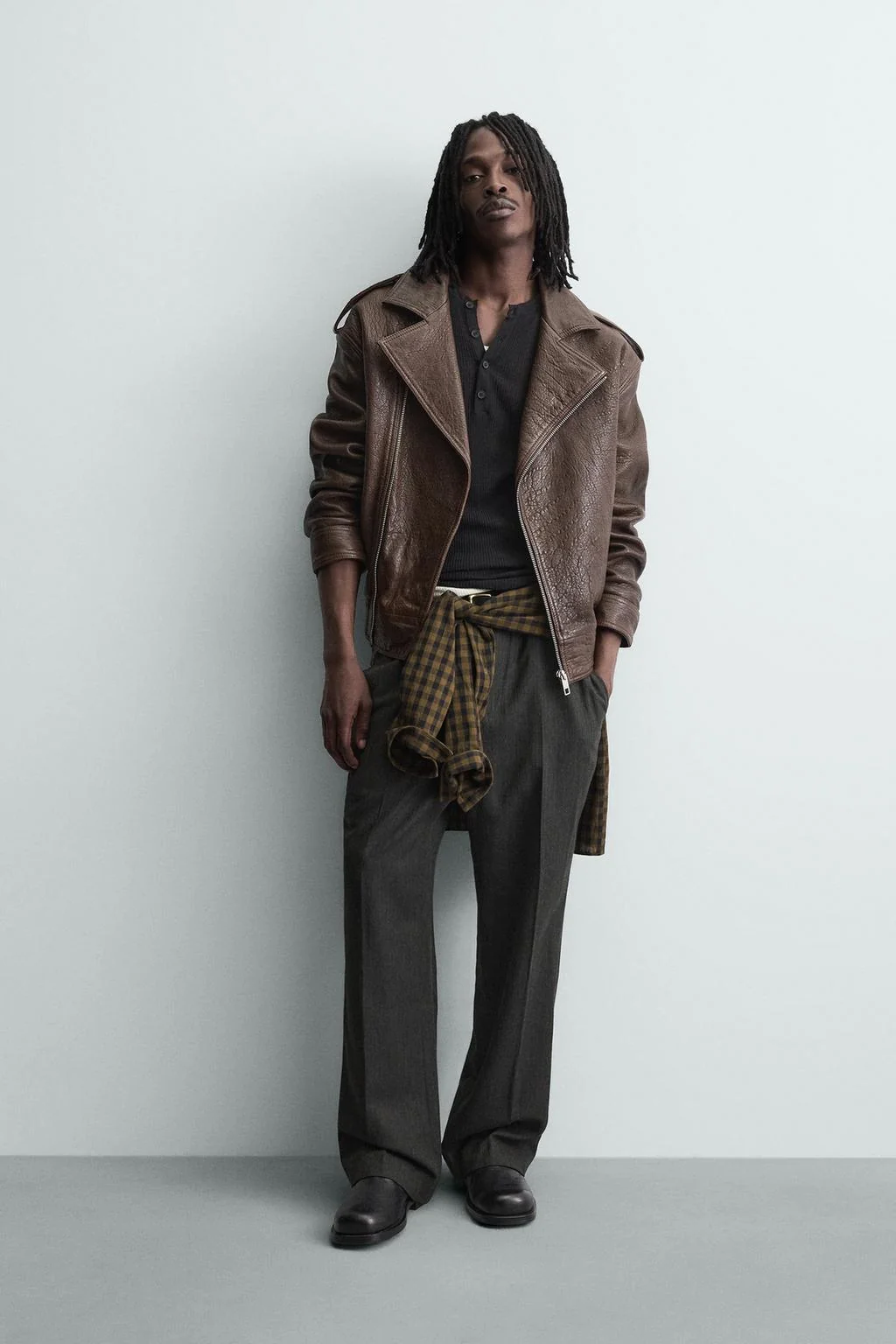 Оверсайз кожаная куртка байкер