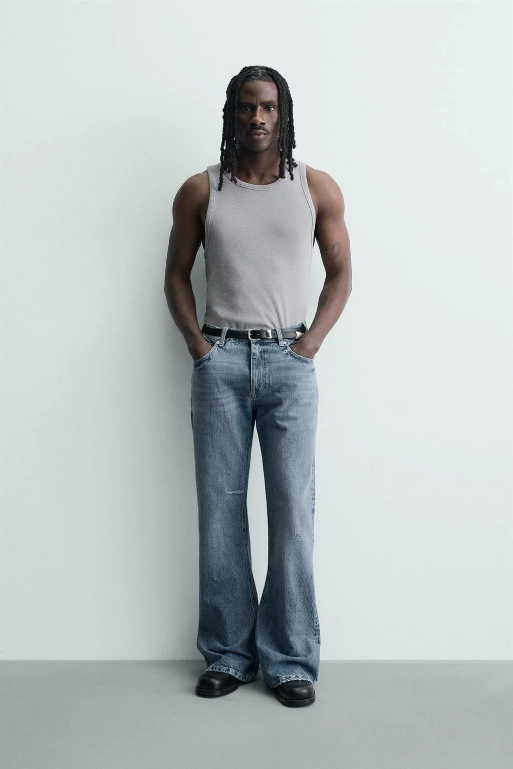 Джинсы расклешённого кроя — С расширением вниз