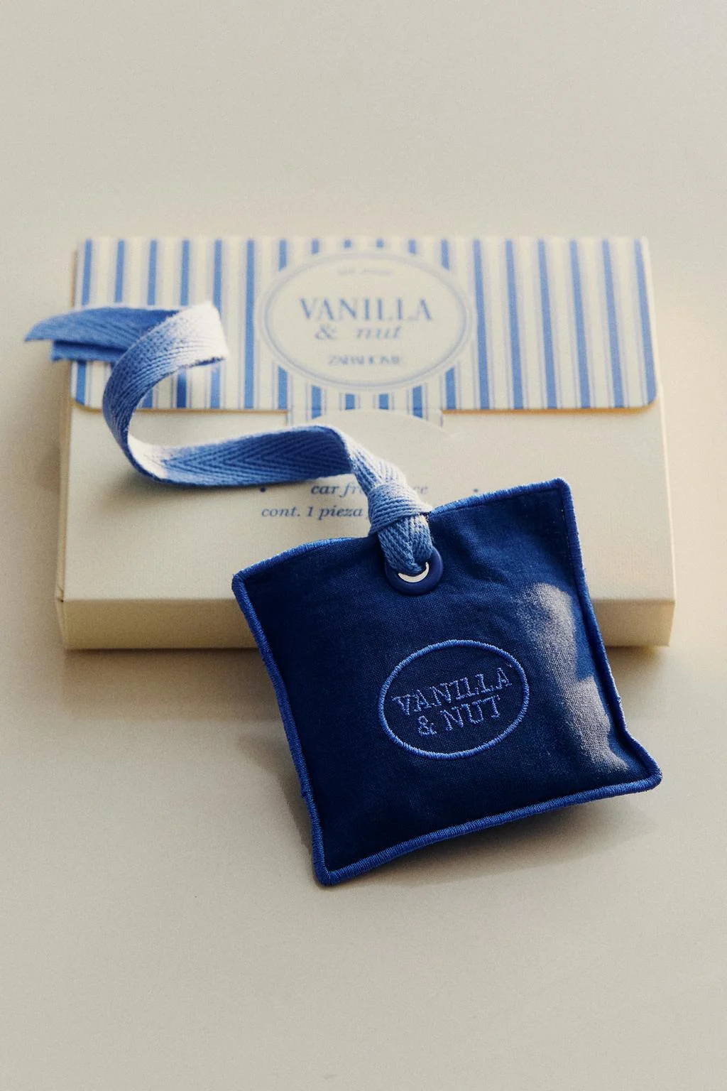 ОСВЕЖИТЕЛЬ ДЛЯ АВТОМОБИЛЯ И ГАРДЕРОБА ВАНИЛЬ И ОРЕХ