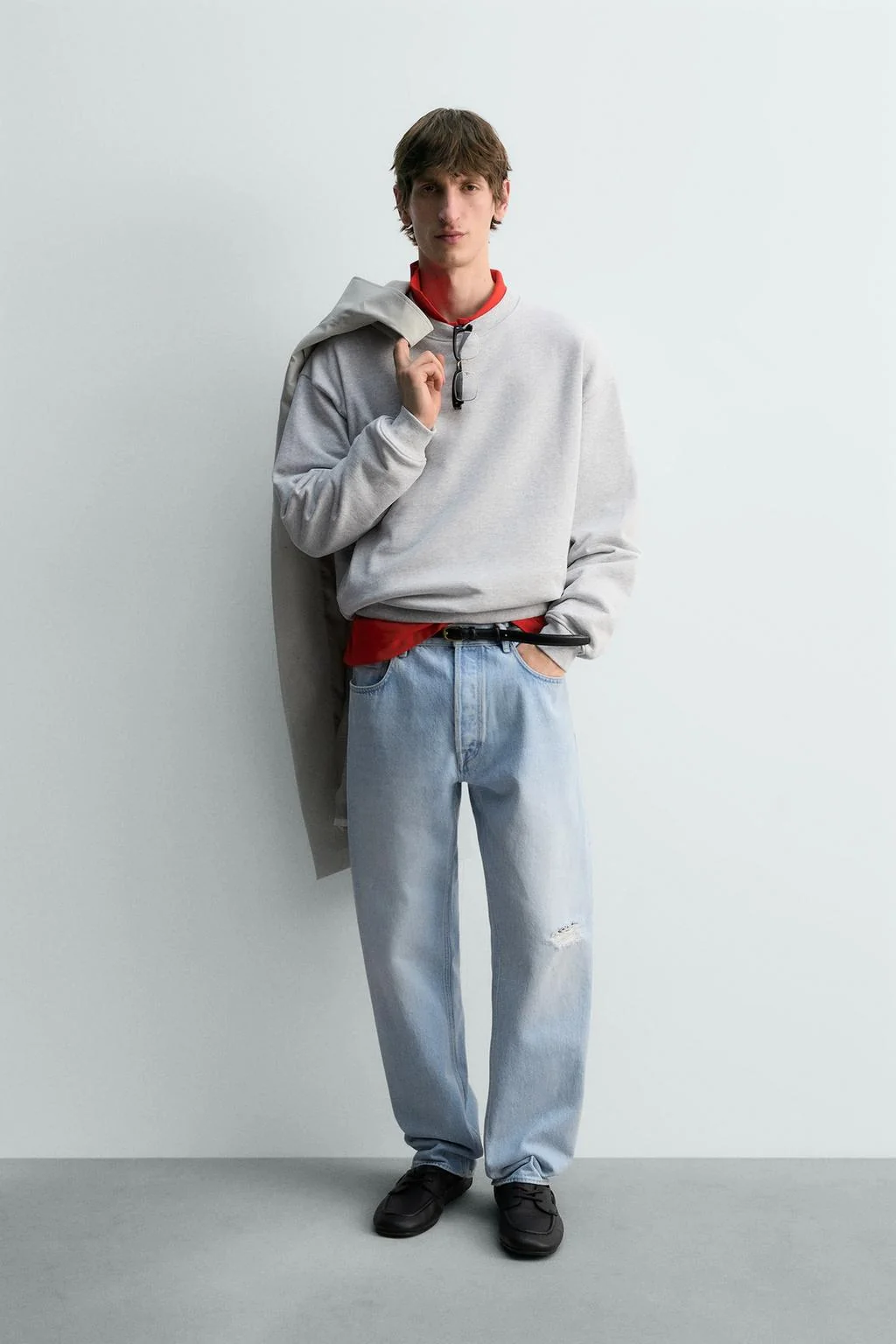 Свитшот с круглым вырезом регулярного кроя