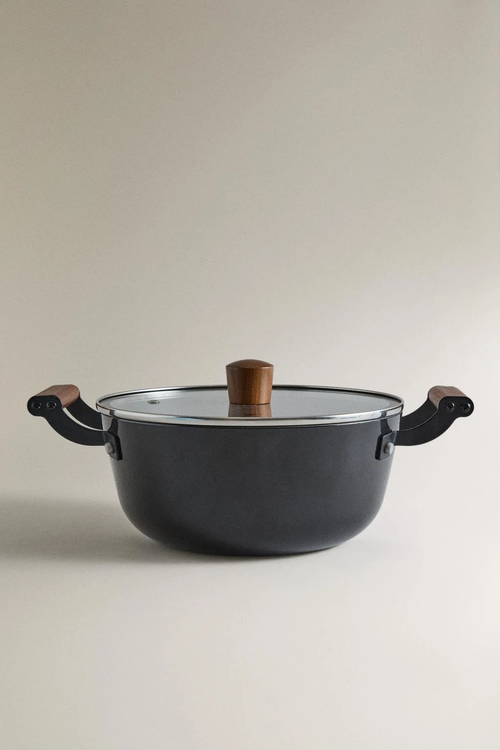 Чугунная кастрюля с крышкой