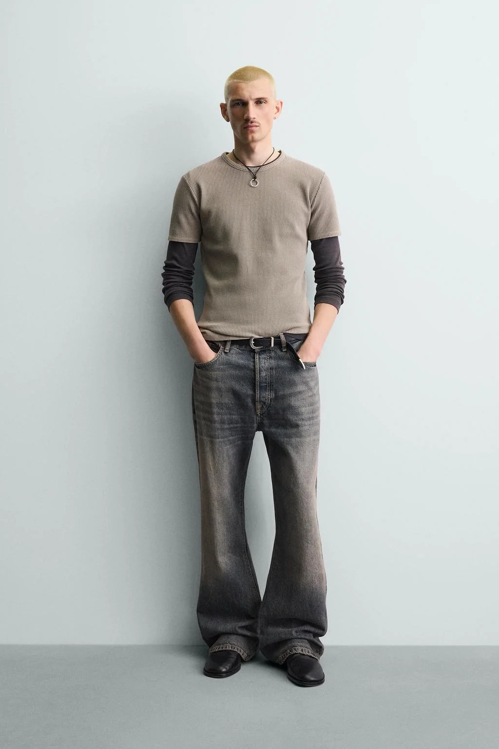 Зауженная текстурированная трикотажная футболка