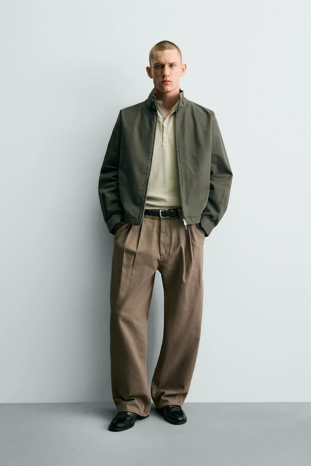 Брюки чино мешковатого кроя со складками — Чиносы