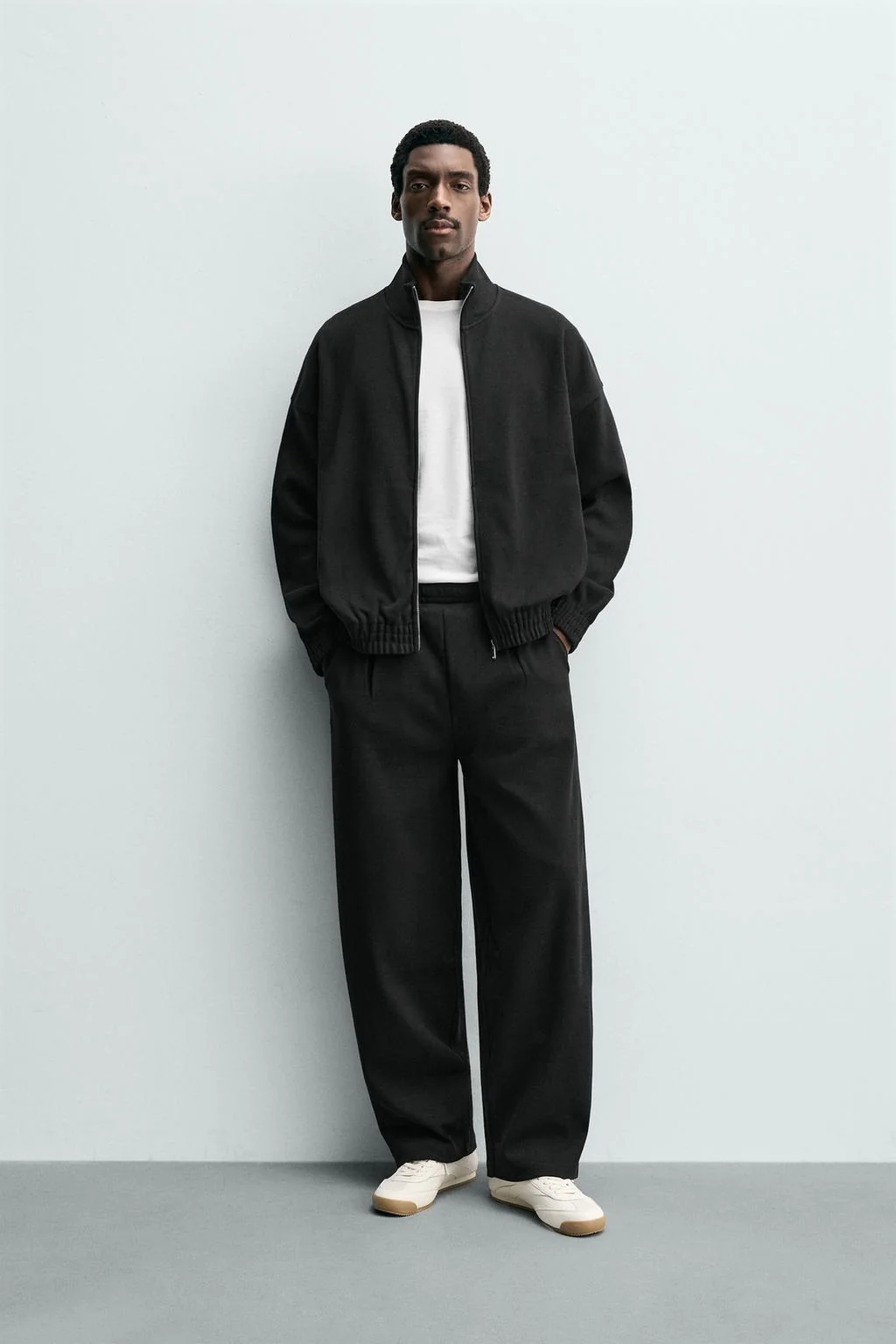 Джоггеры с широкими штанинами и складками