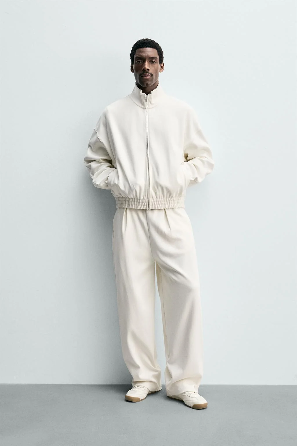 Джоггеры с широкими штанинами и складками