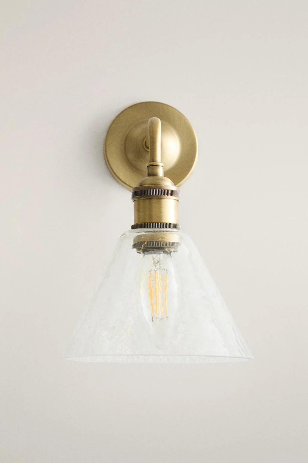 LAMP | Настенный светильник из текстурированного металла и стекла
