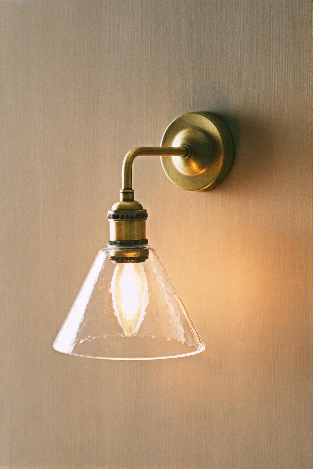 LAMP | Настенный светильник из текстурированного металла и стекла