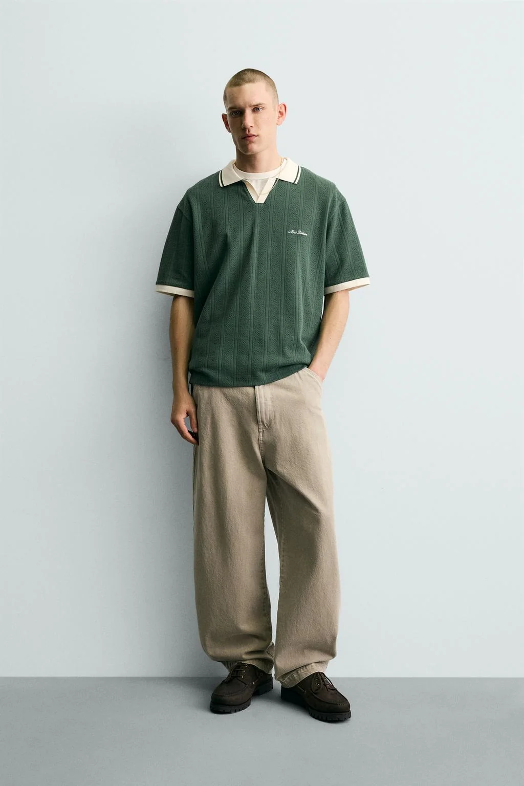 Поло с вышивкой и вертикальным жаккардовым узором — Поло