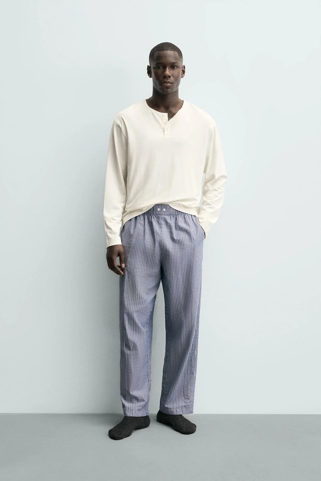 Пижамный набор в полоску с комбинированной рубашкой хенли