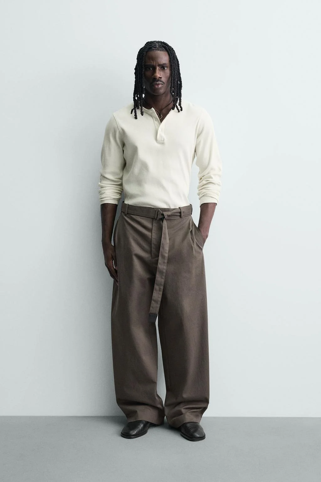 Брюки с широкими штанинами и поясом — Со складками