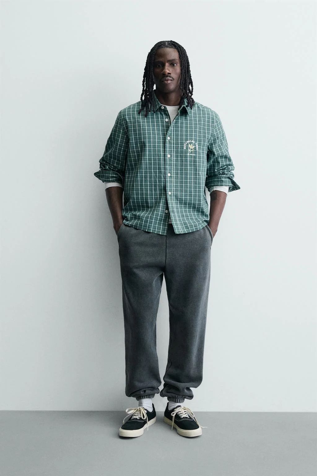 Укороченная рубашка в клетку с вышивкой