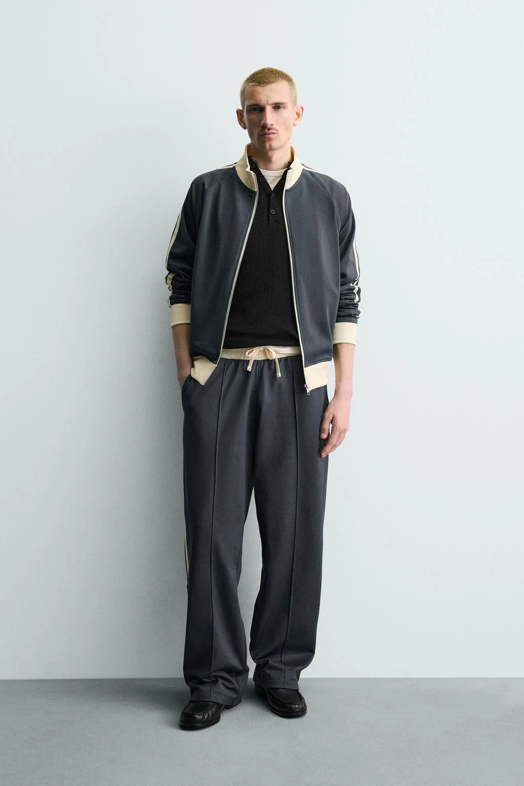 Джоггеры с широкими штанинами и боковыми вставками
