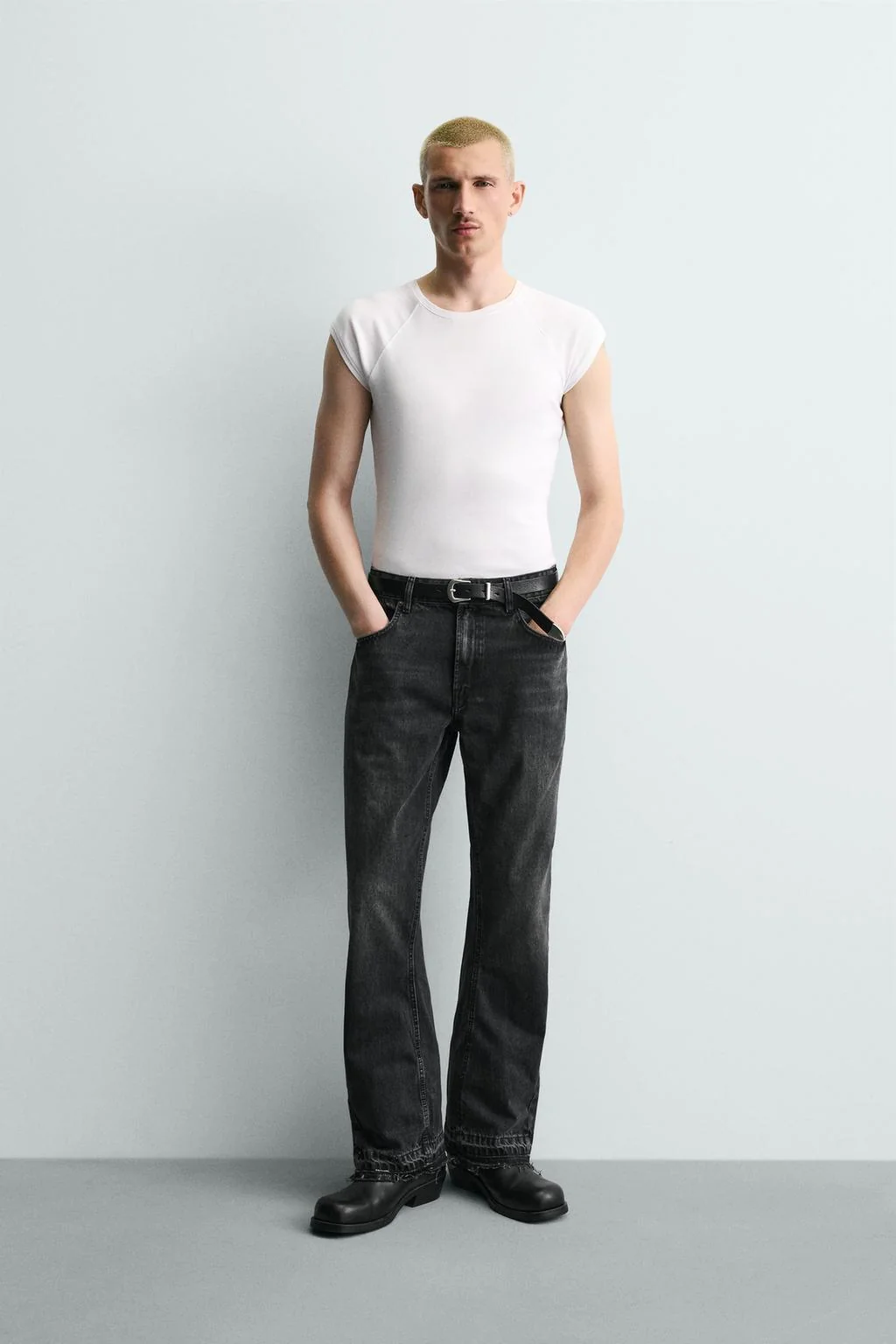 Джинсы с расклешённым кроем — С расширением вниз