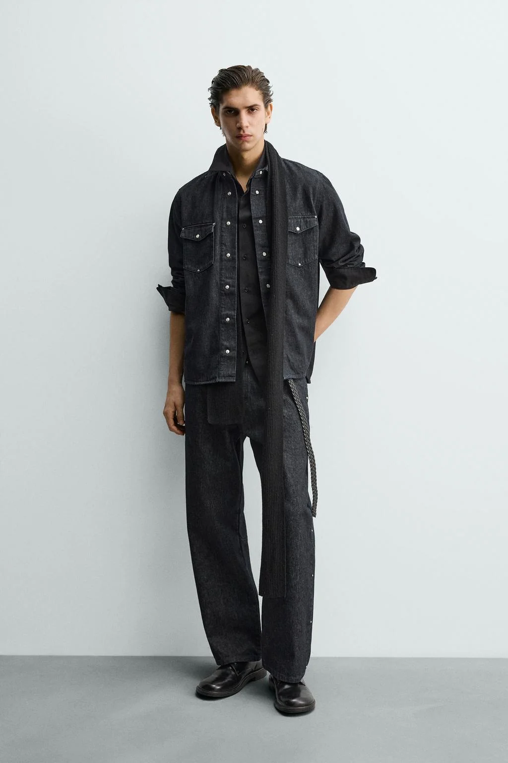 Джинсы свободного кроя со шпеньками — Свободный крой