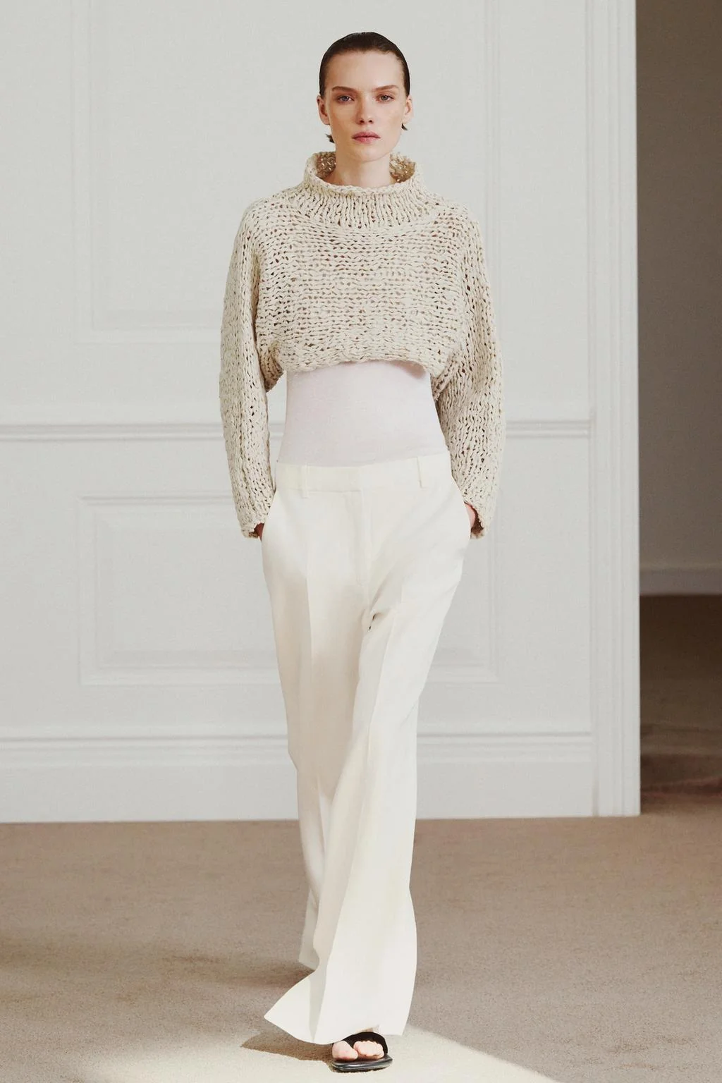 Укороченный вязаный свитер с переплетенной лентой — Трикотаж