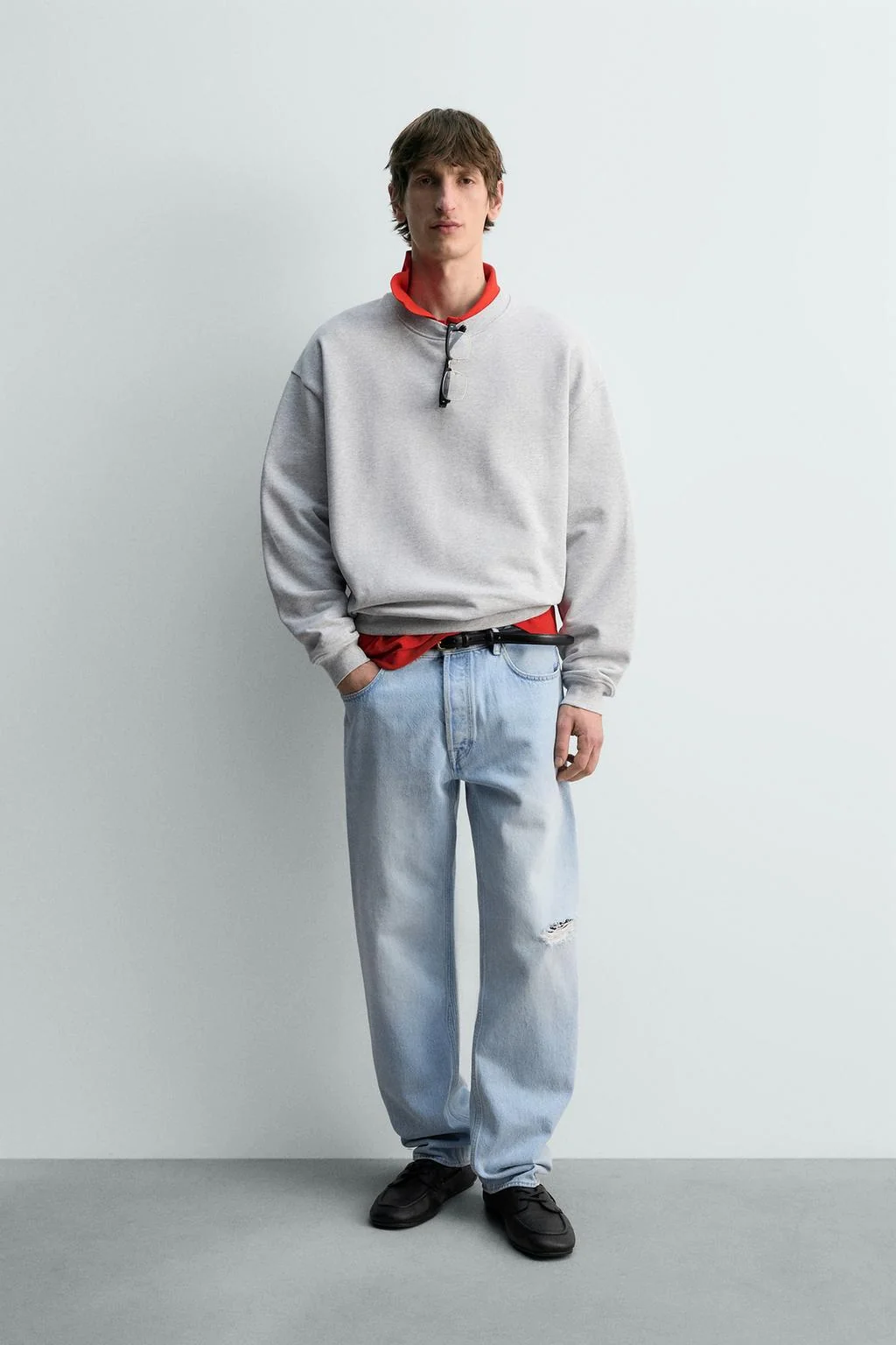 Джинсы прямого кроя с потёртостями — Теория цветов