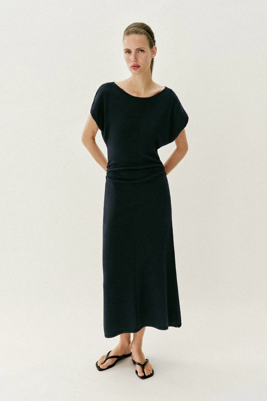 Длинное вязаное платье с сборками по бокам — Платья