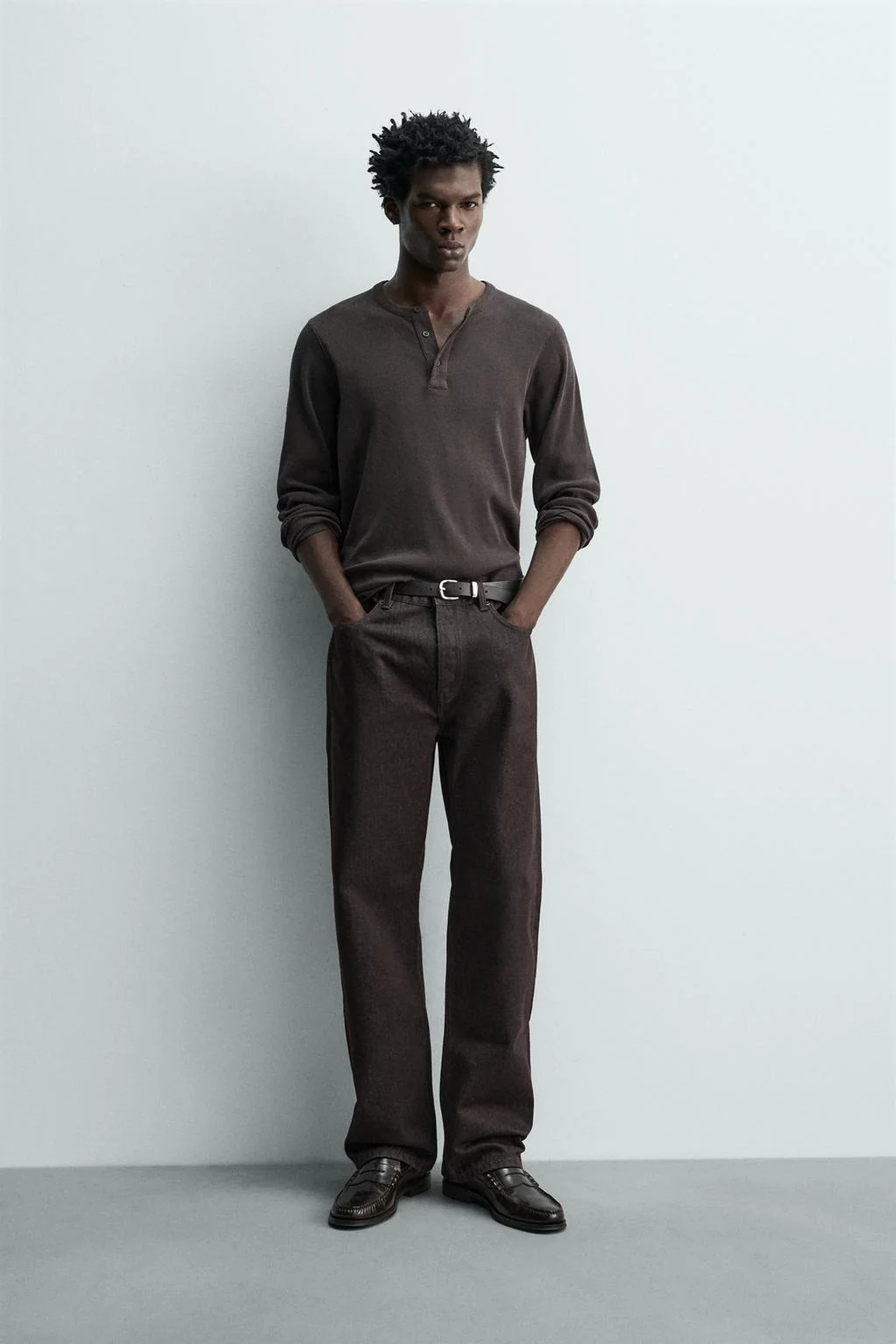 Джинсы расклешённого кроя — С расширением вниз