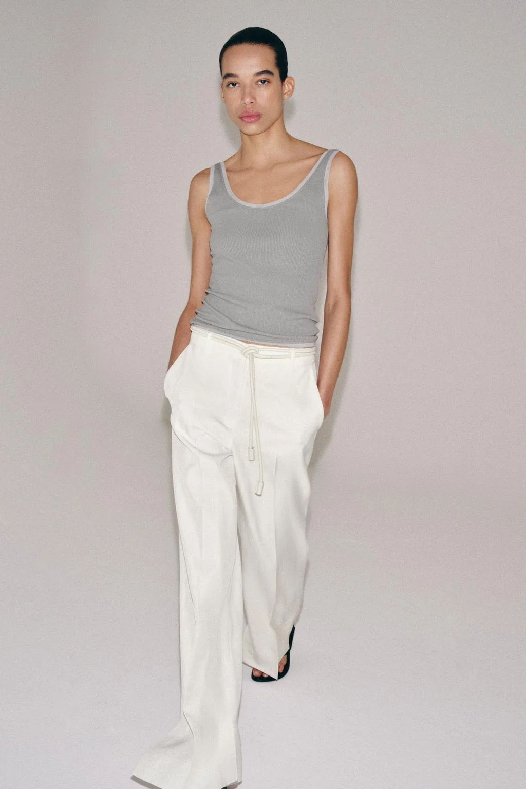 Топ с контрастными бретельками — Топы