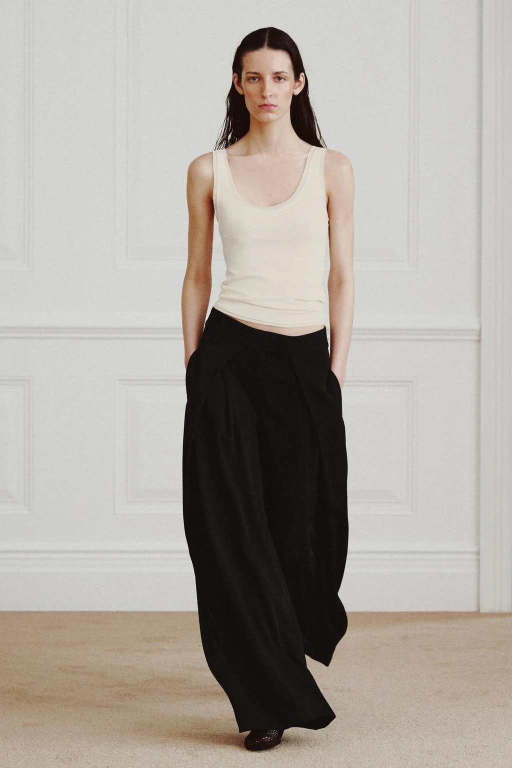 Топ с контрастными бретельками