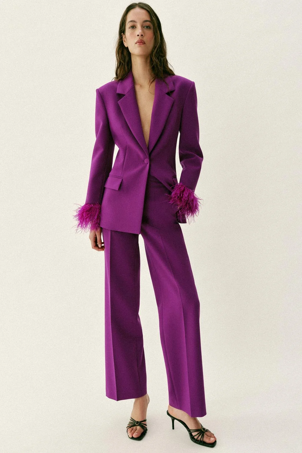 Блейзер с перьевыми манжетами и наплечниками