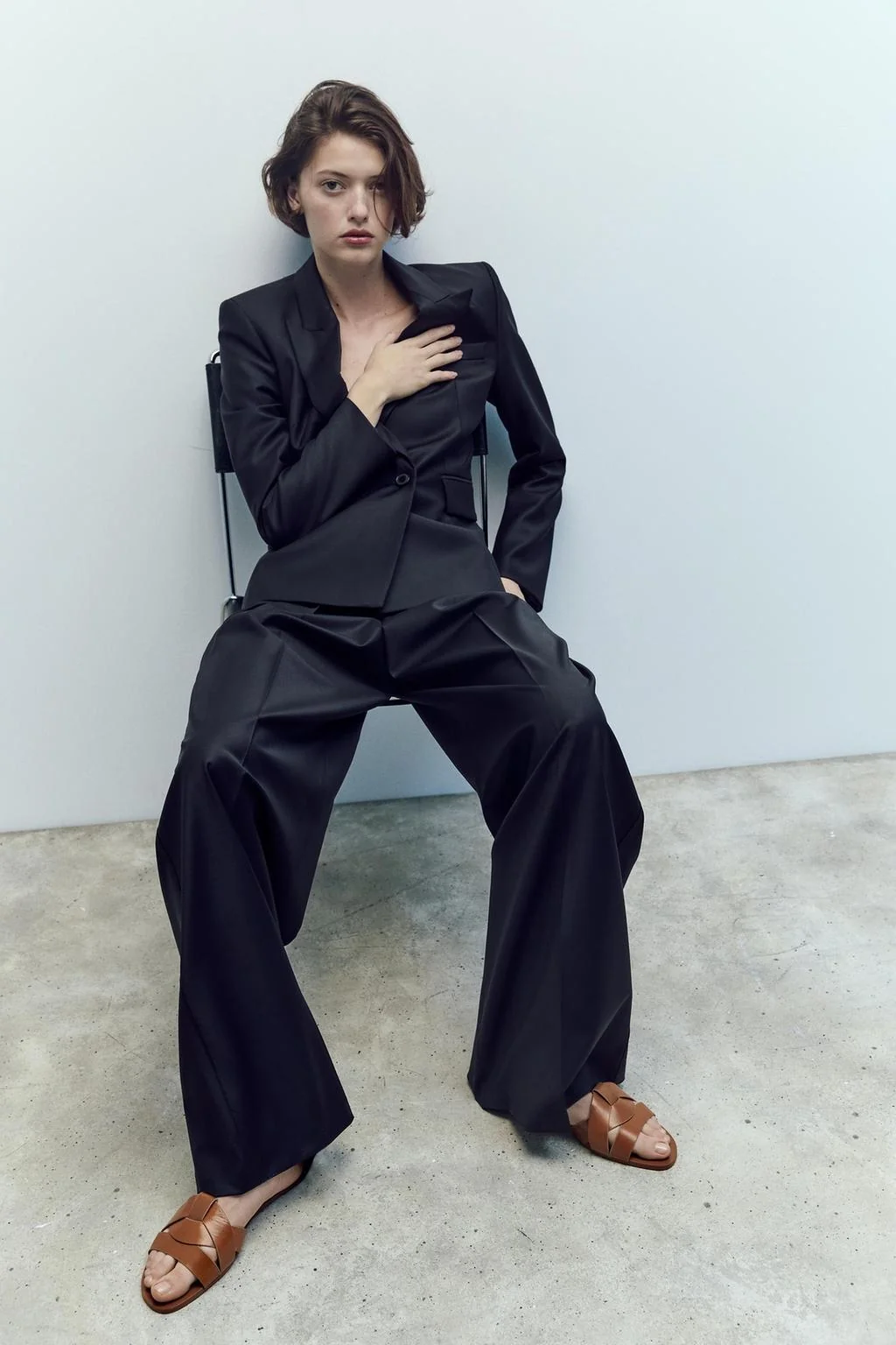 ПЛОСКИЕ САНДАЛИ НА ЛИАНАХ ИЗ КОЖИ — Женское