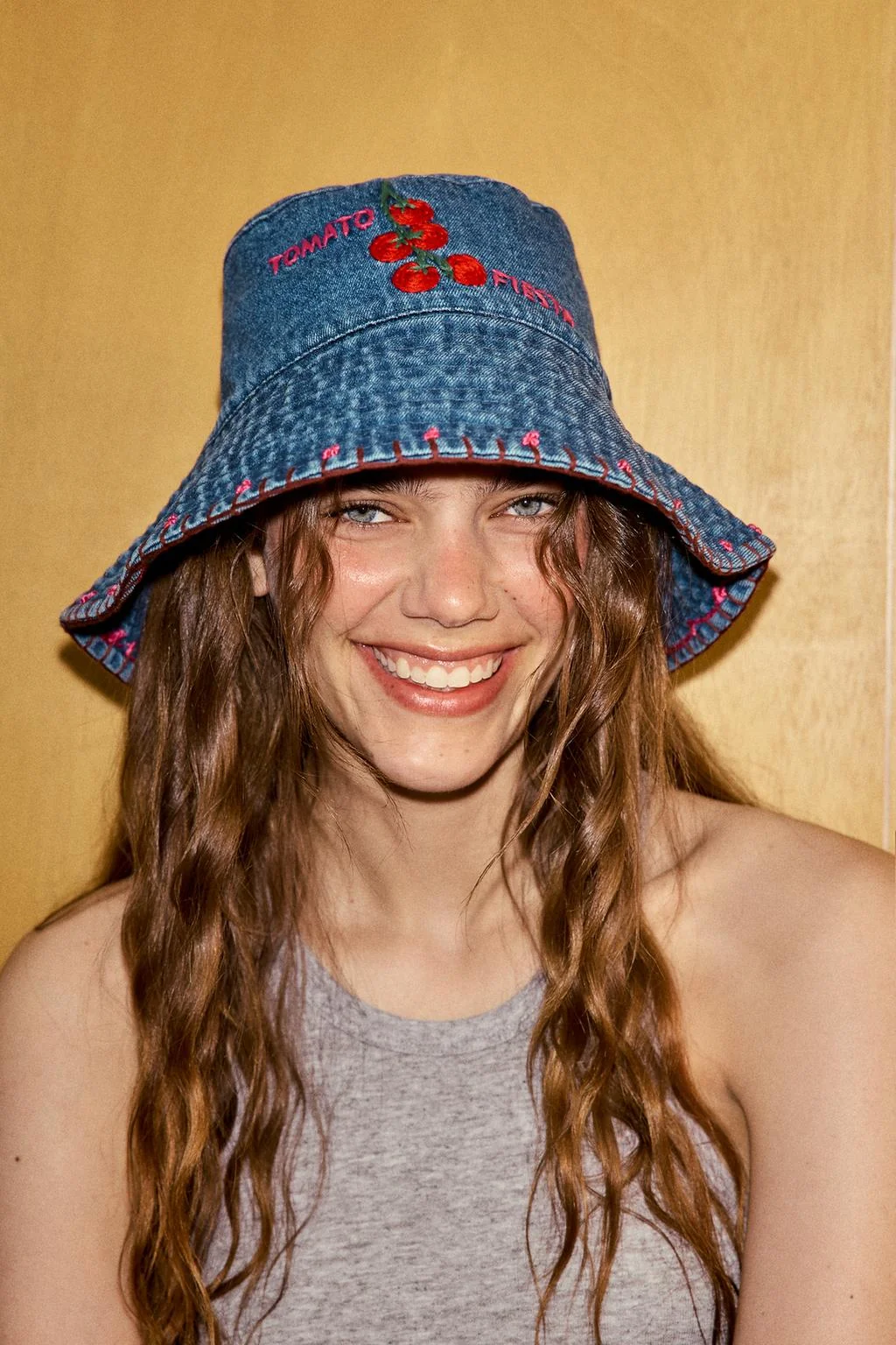 Джинсовая кепка-ведро с вышитым помидором — Обувь | аксессуары