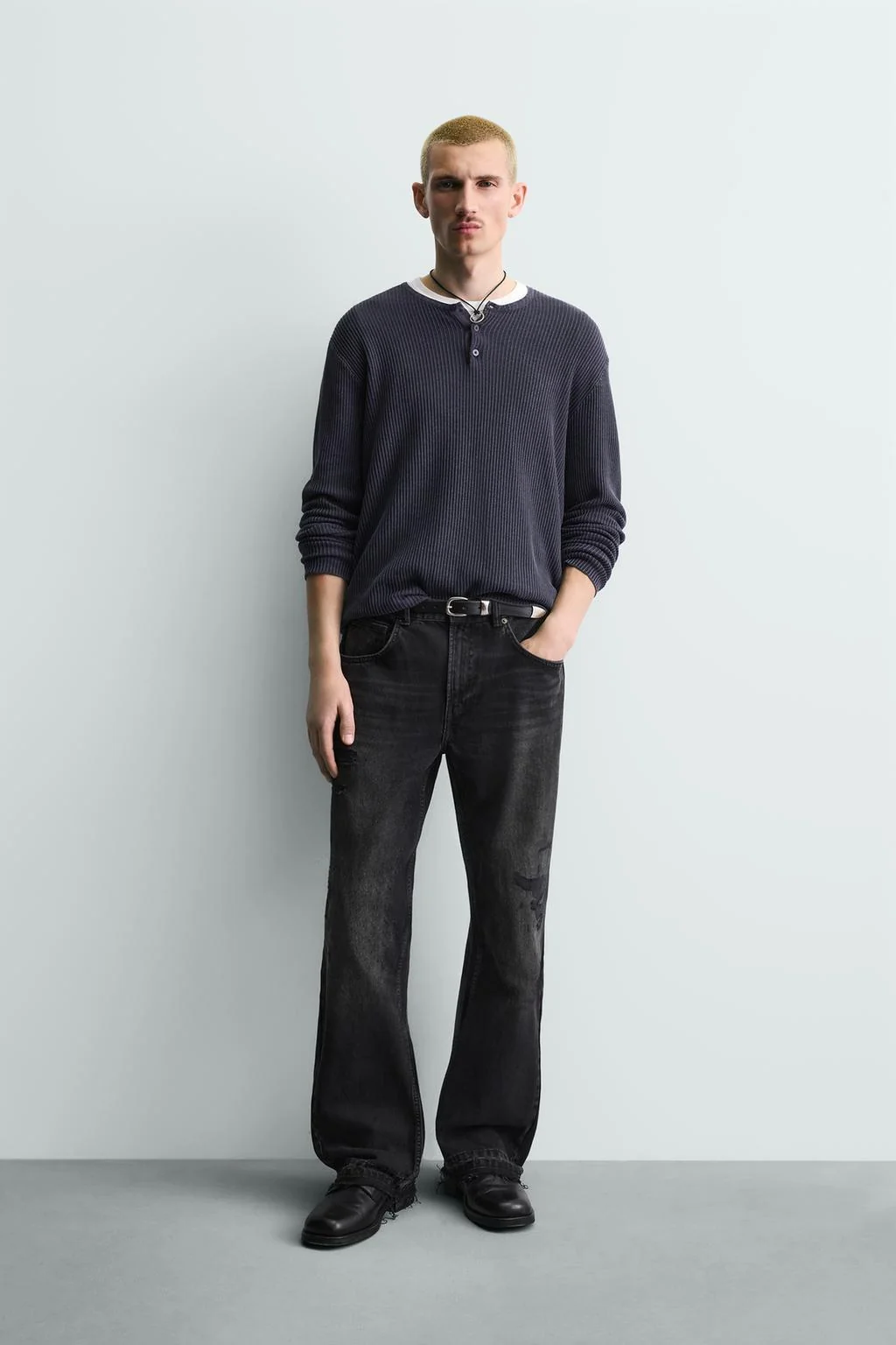 Джинсы с потёртостями и расклешённым кроем — С расширением вниз