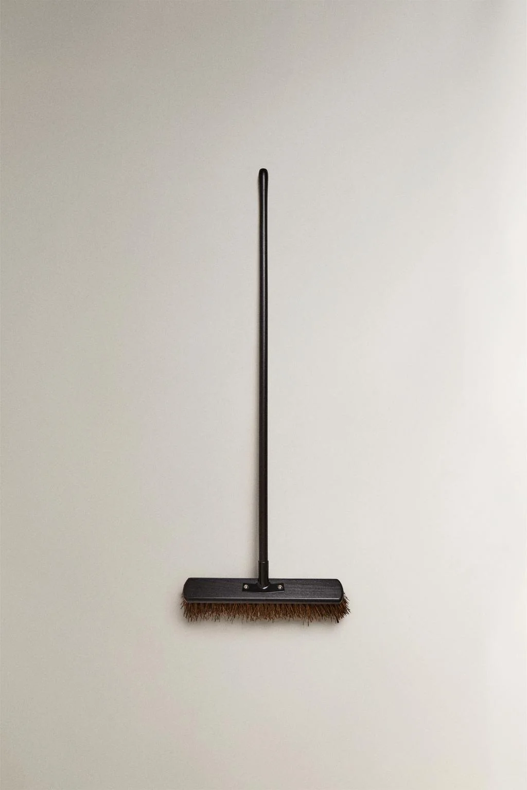 Гардеробная метла с деревянной ручкой — Новинки