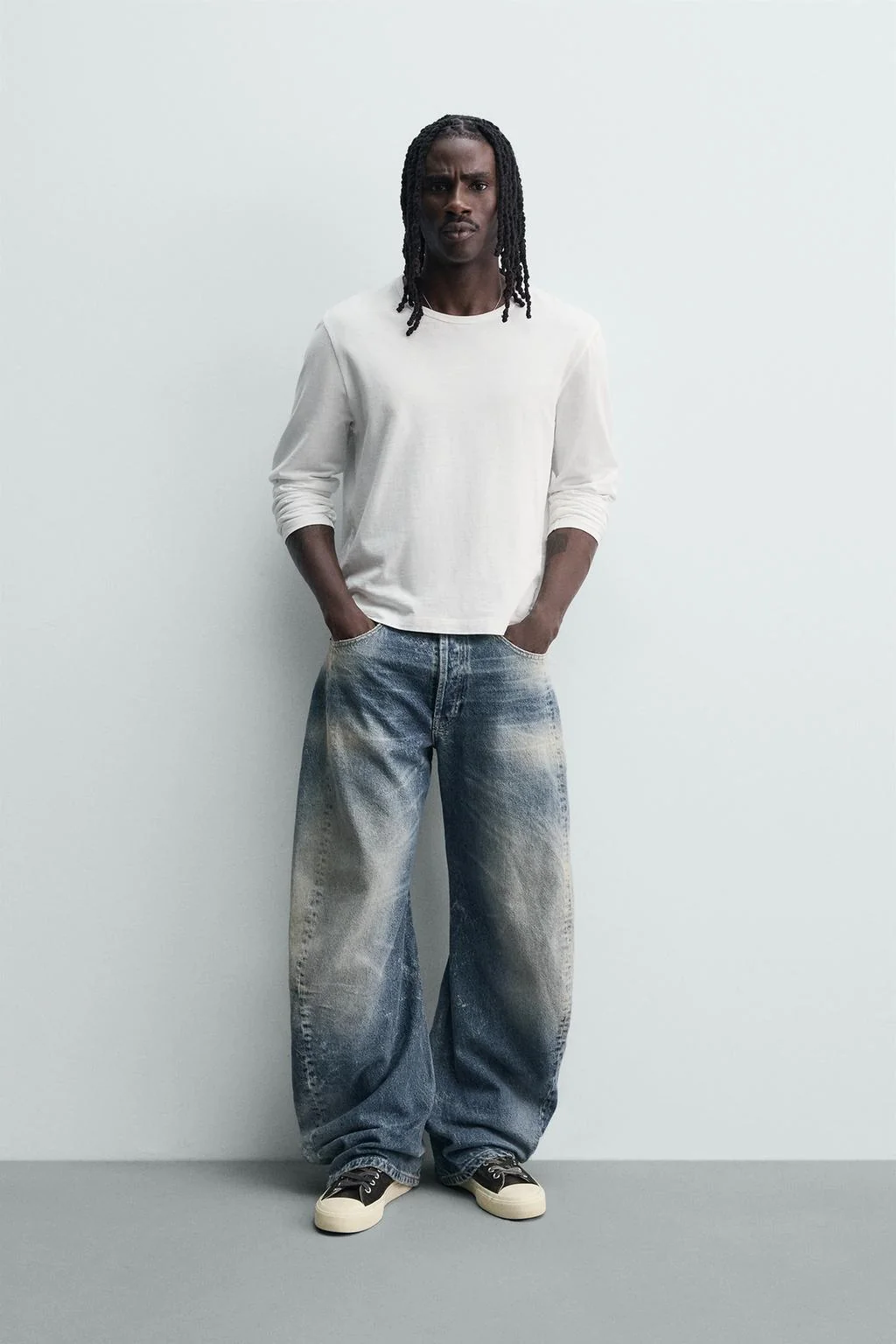 Джинсы с бочкообразным кроем и закрученными швами