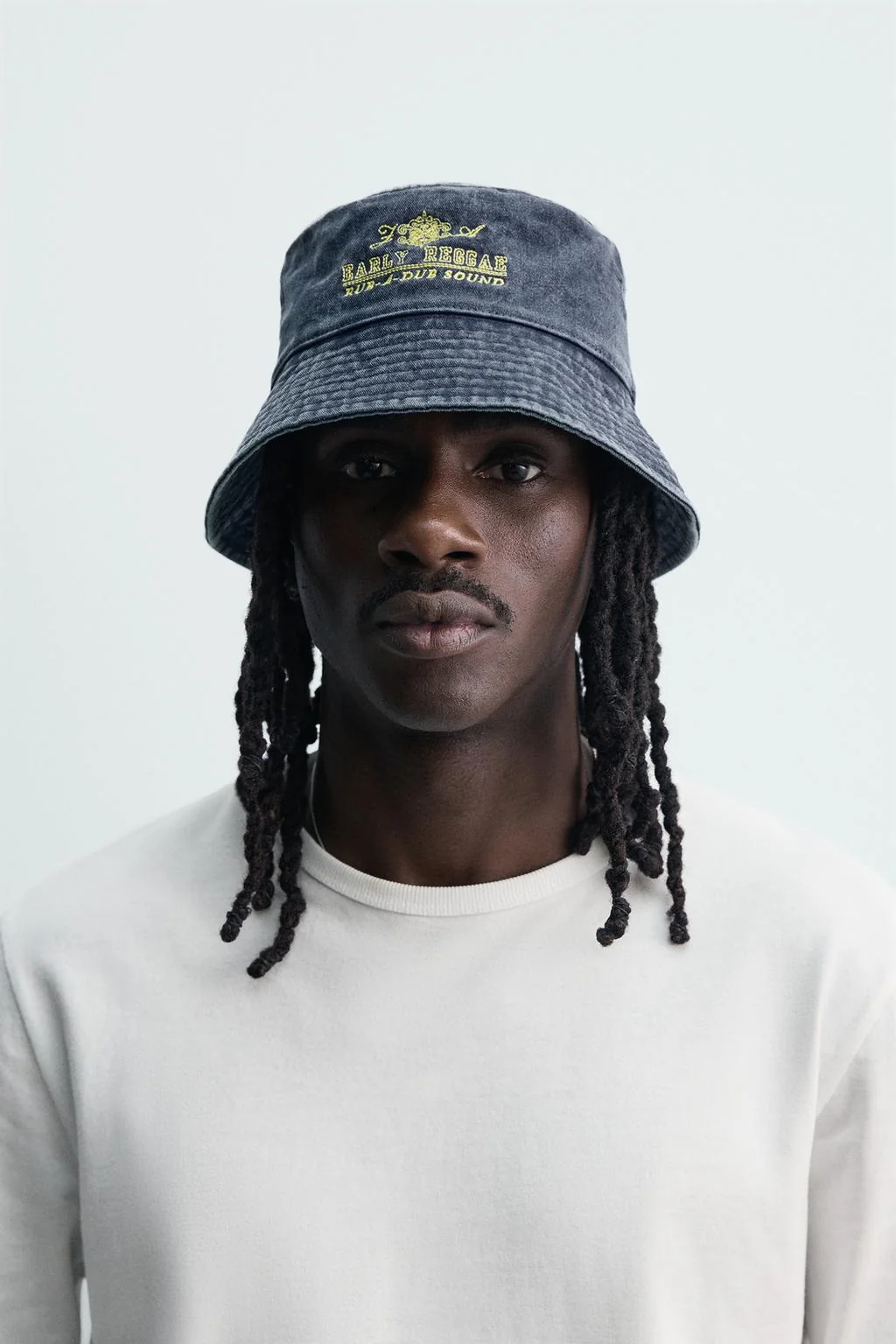 Помытая контрастная вышитая кепка-ведёрко — Аксессуары