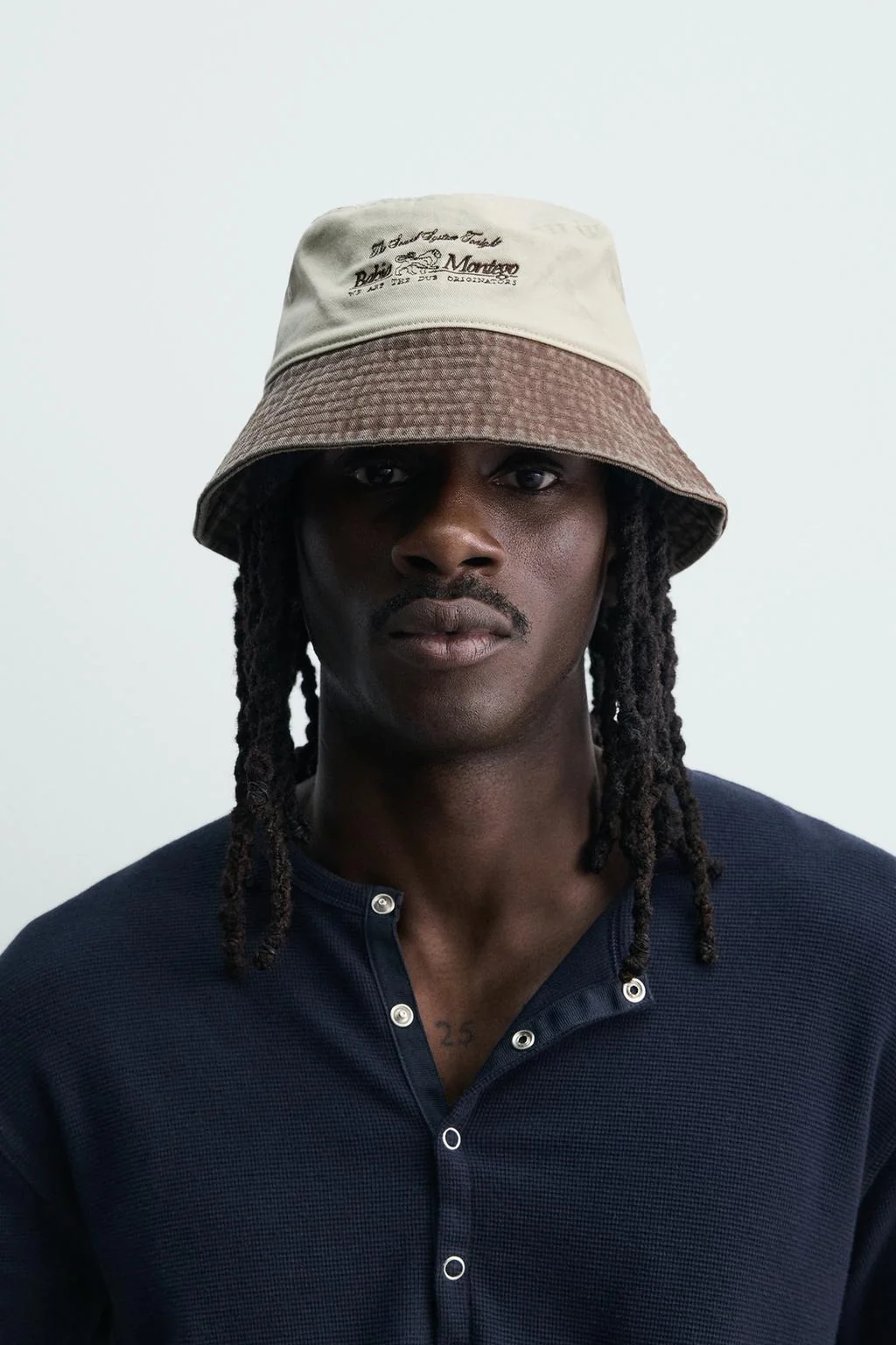 Помытая контрастная вышитая кепка-вёдро — Мужское