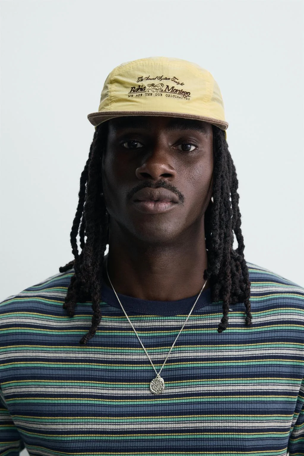 Плоская кепка с контрастной вышивкой — Мужское