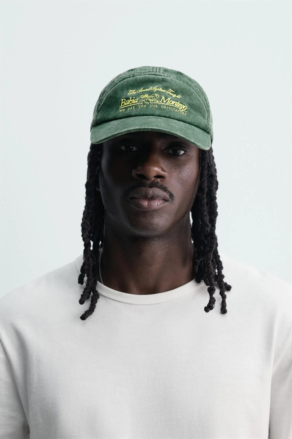 Кепка с вышитым контрастным узором — Мужское